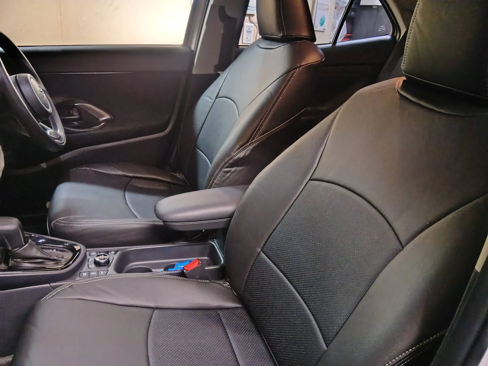 【装着写真】ヤリスクロス Refinad Leather Series シートカバー [品番:T0539-04]