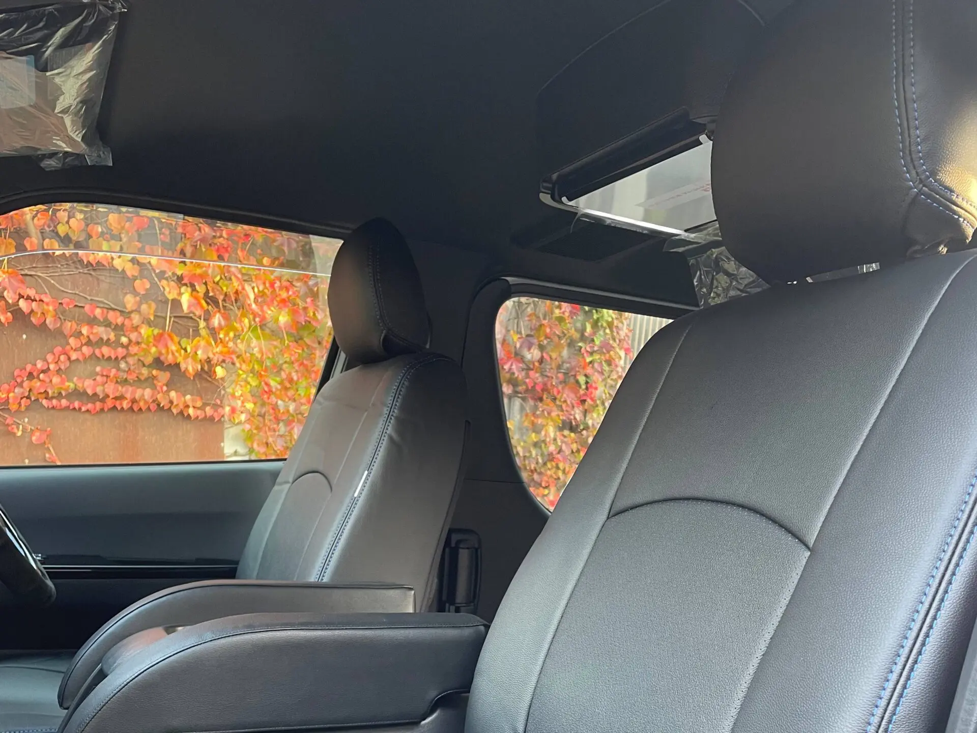 【装着写真】ハイエース2列 Refinad Leather Series シートカバー [品番:T0026-09]