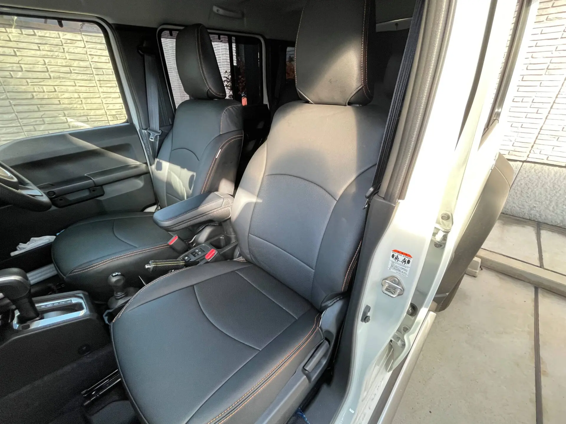 【装着写真】ジムニーノマド Refinad Leather Deluxe Series シートカバー [品番:S0646-01]