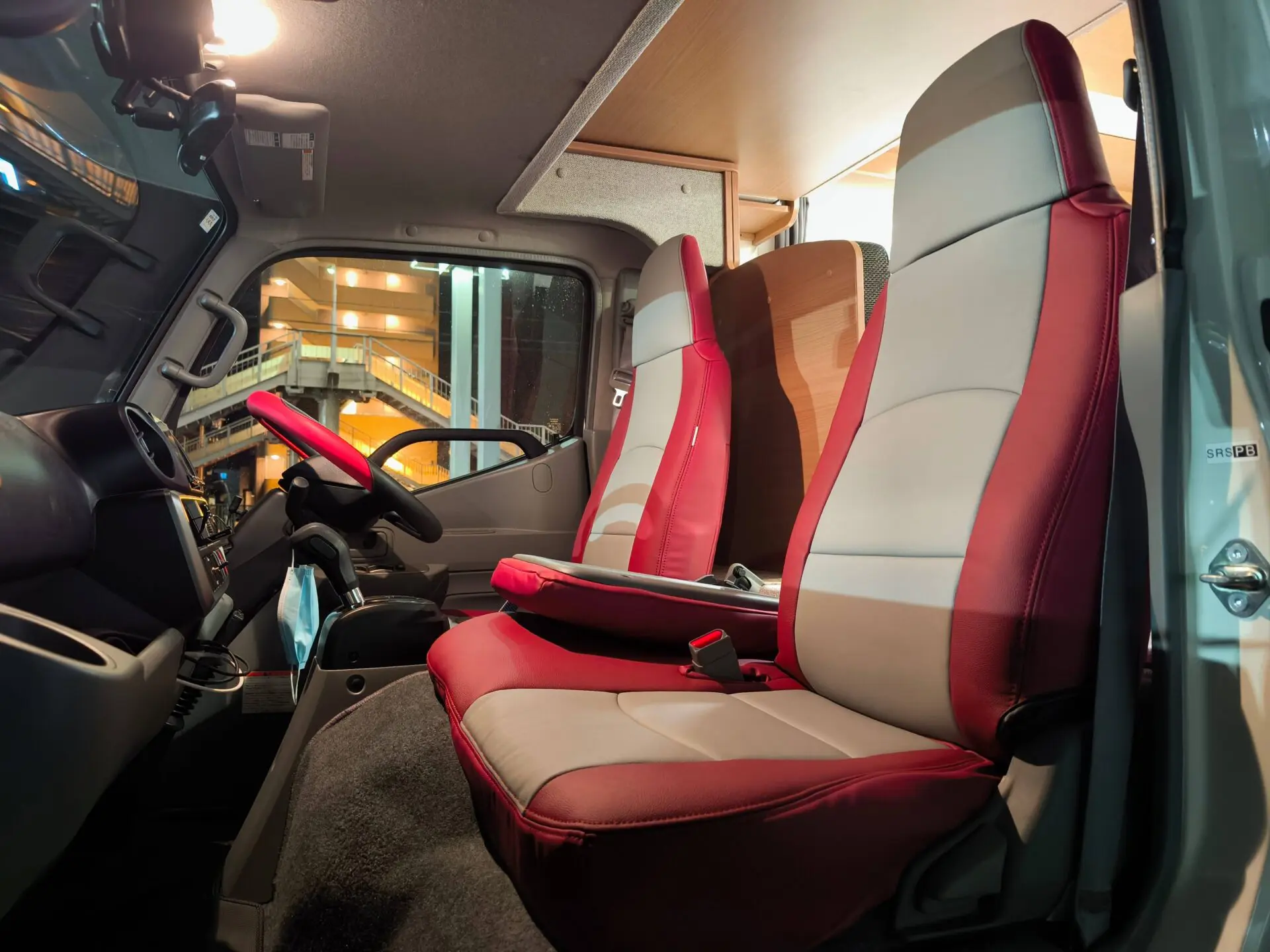 【装着写真】カムロード Refinad Custom Series シートカバー [品番:T0559-02]