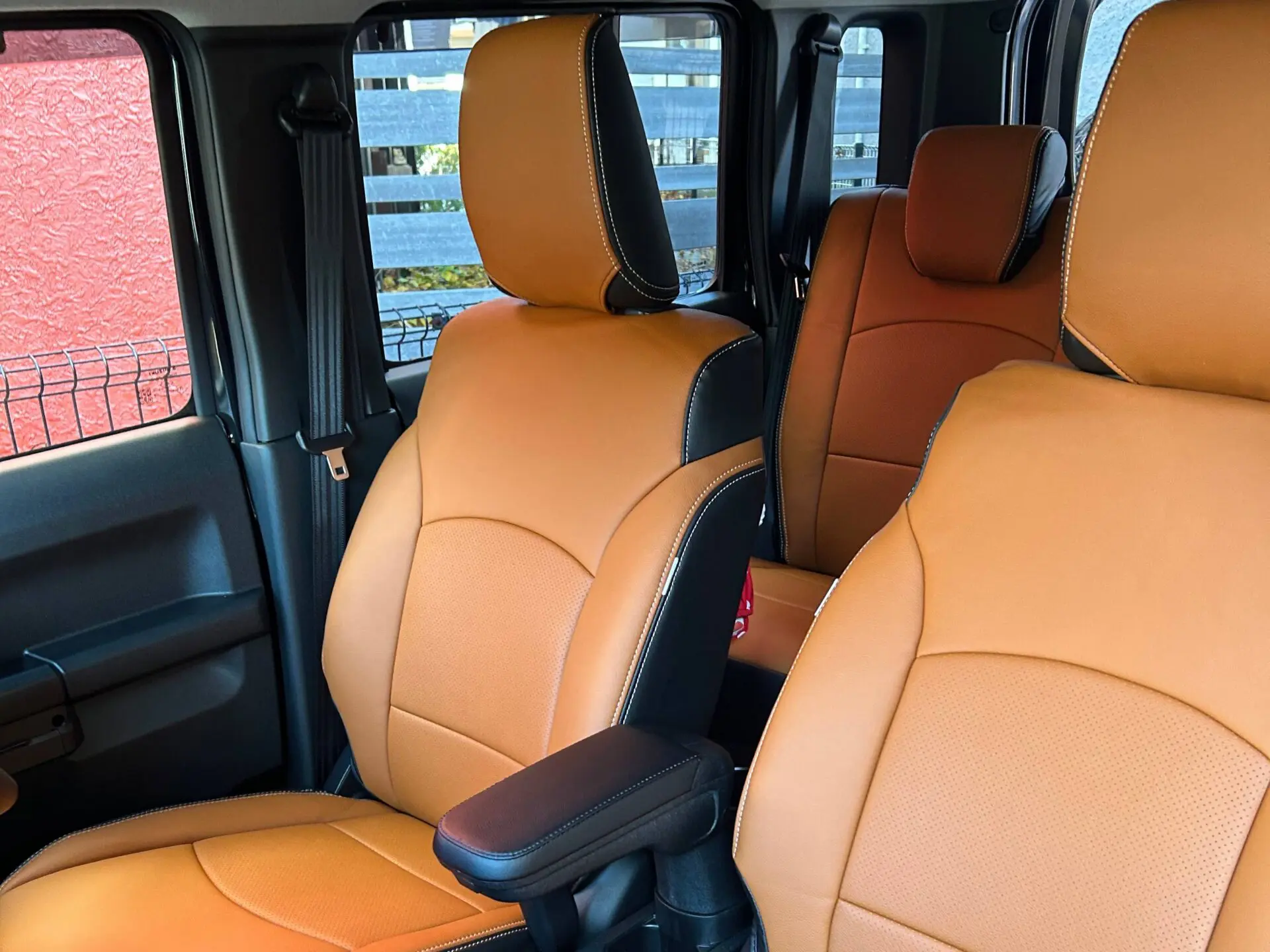 【装着写真】ジムニーノマド Refinad Harmonious Leather Series シートカバー [品番:S0646-01]