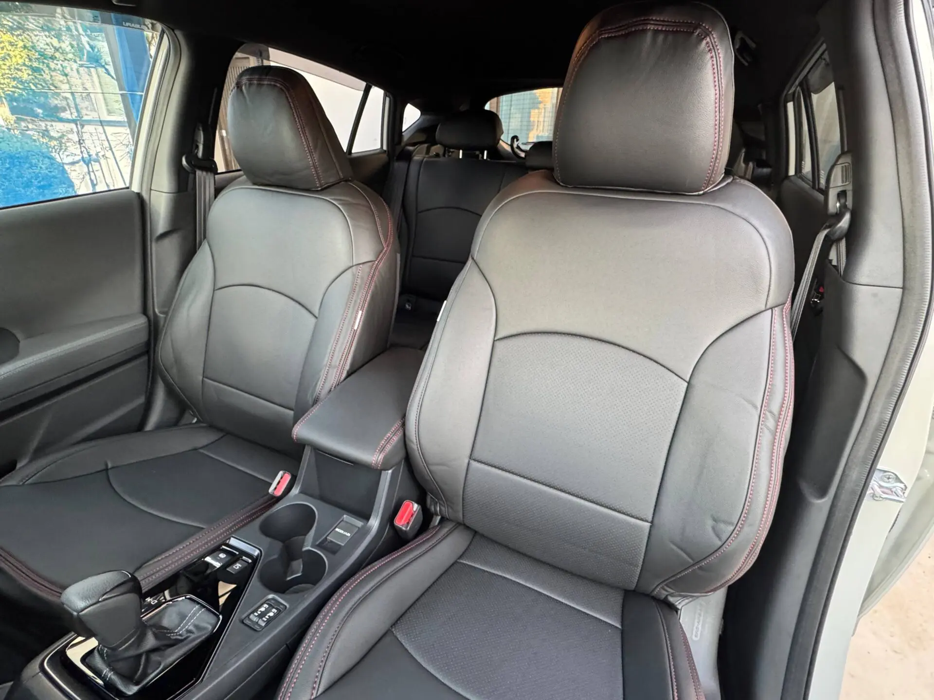 【装着写真】クロストレック Refinad Leather Series シートカバー [品番:F0625-01]