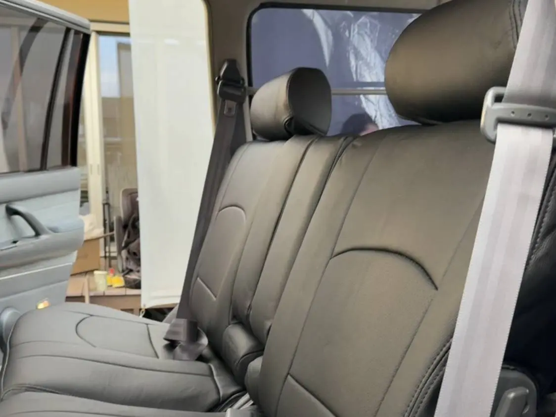 【装着写真】ランドクルーザー Refinad Leather Deluxe Series シートカバー [品番:T0044-01]