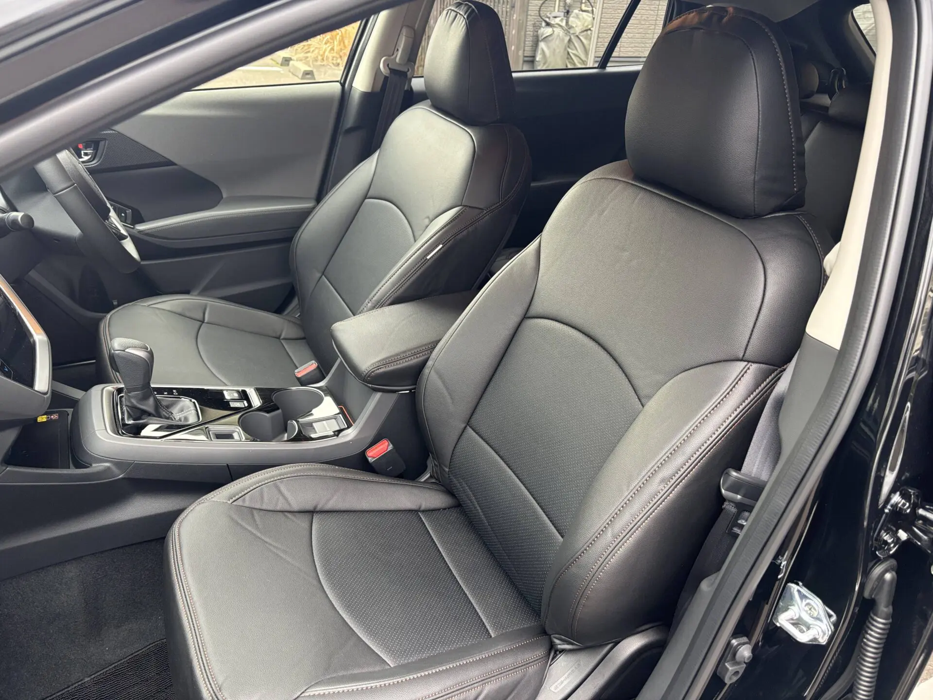 【装着写真】クロストレック Refinad Leather Series シートカバー [品番:F0625-02]