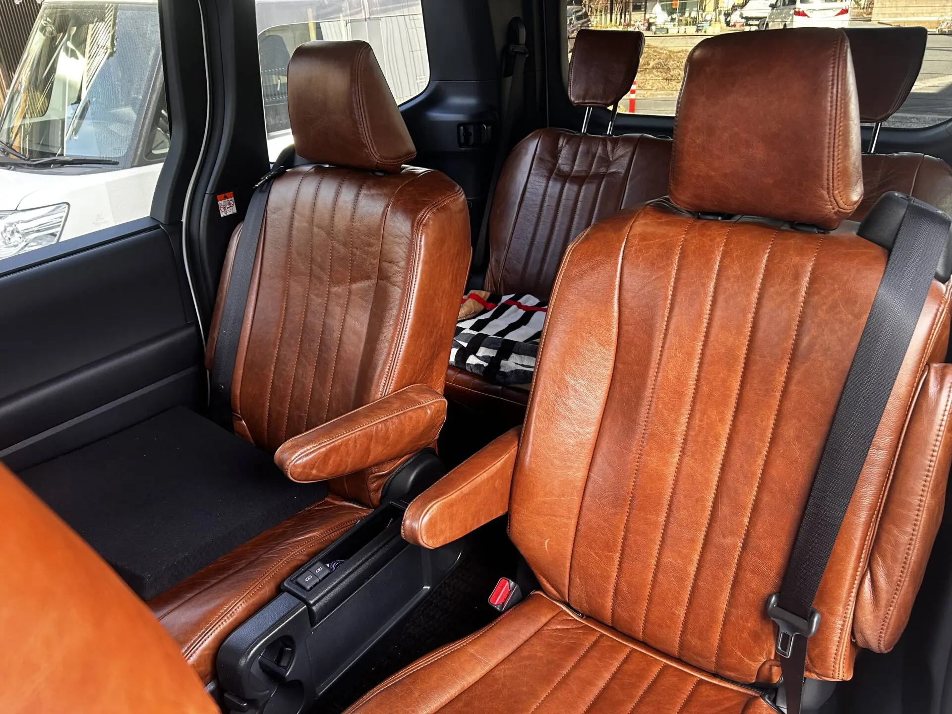 【装着写真】ヴォクシーハイブリッド Refinad Old Leather Series シートカバー [品番:T0013-25]