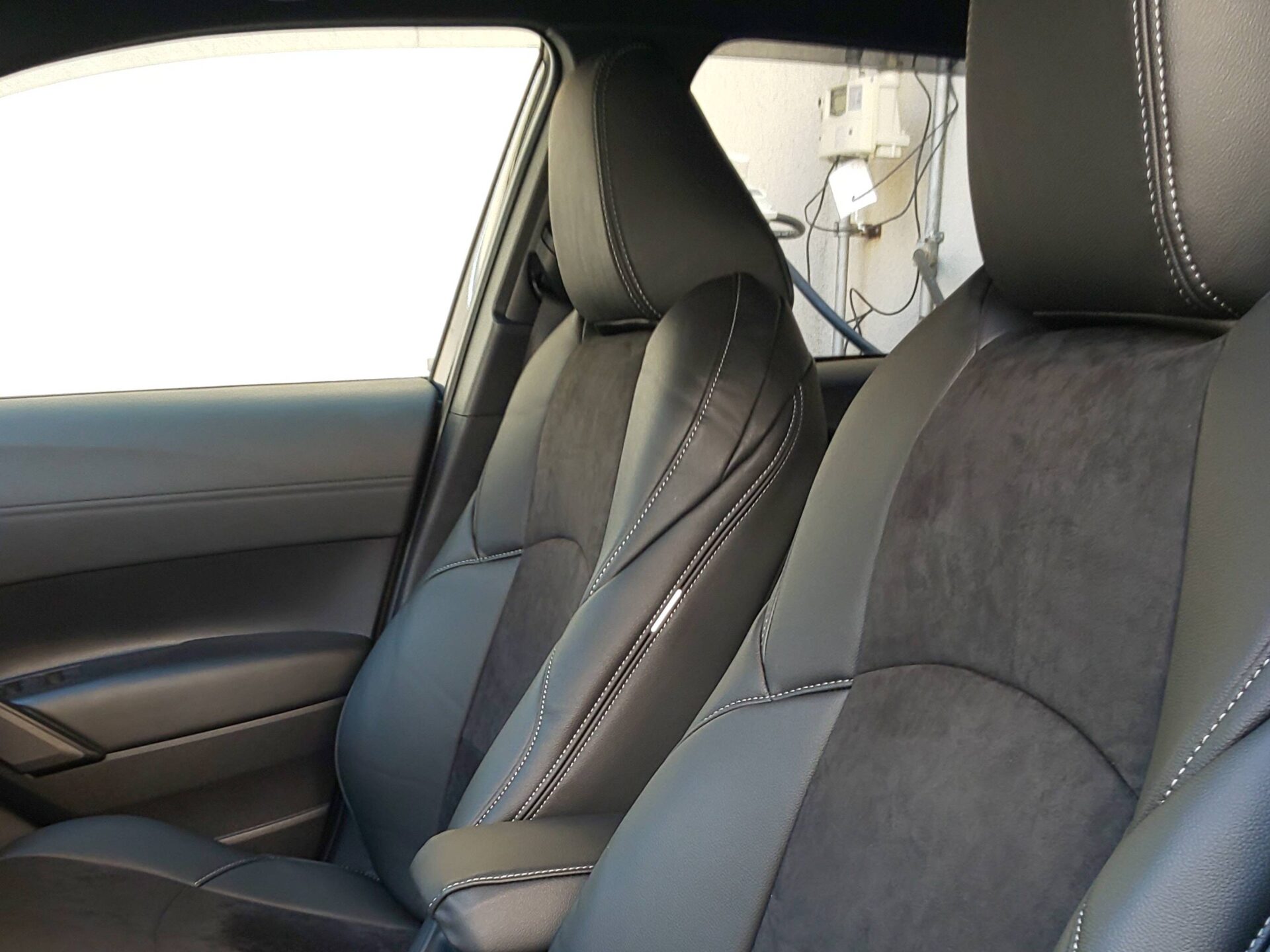 【装着写真】カローラクロスハイブリッド Refinad Alcantara Series シートカバー [品番:T0574-02]