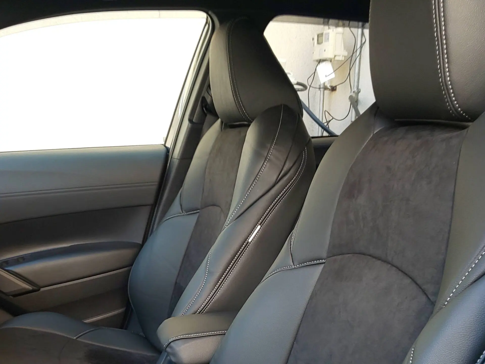 【装着写真】カローラクロスハイブリッド Refinad Alcantara Series シートカバー [品番:T0574-02]