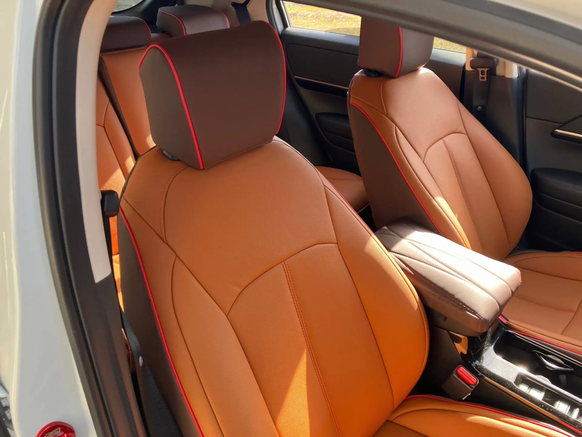 【装着写真】ヴェゼルハイブリッド Refinad Custom Series シートカバー [品番:H0357-03]