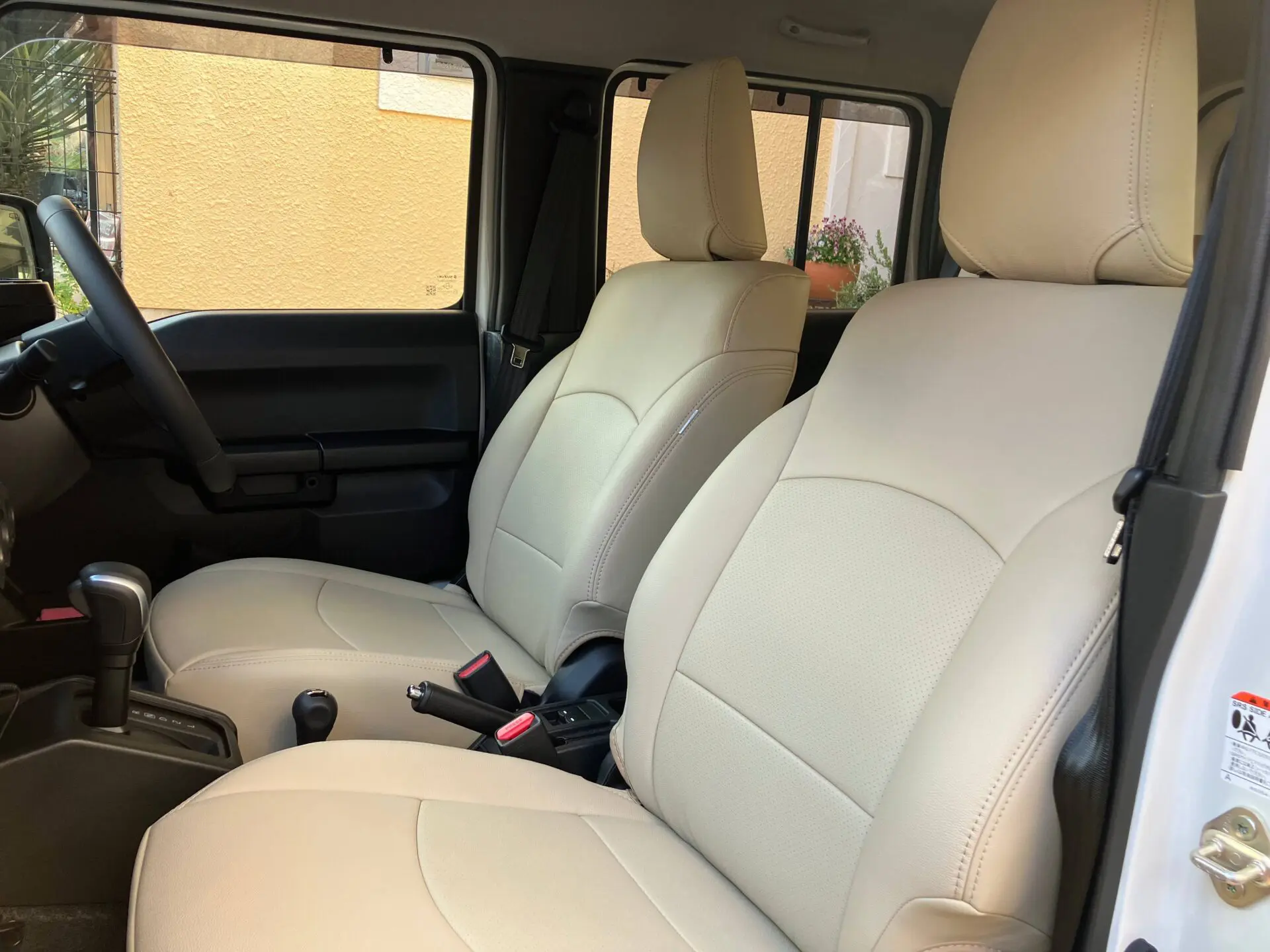 【装着写真】ジムニーノマド Refinad Leather Deluxe Series シートカバー [品番:S0646-01]