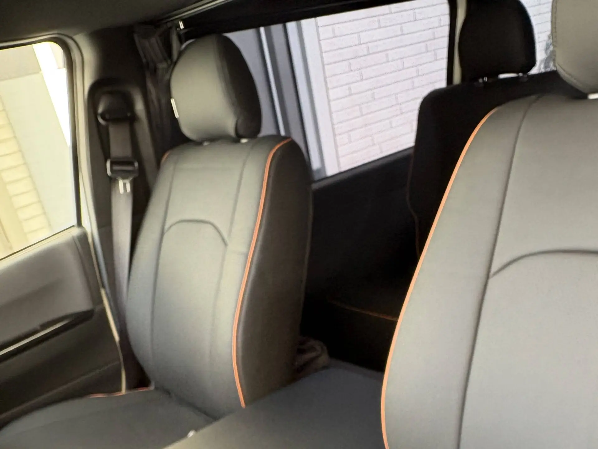 【装着写真】ハイエースバン Astraea Series シートカバー [品番:T0026-09]