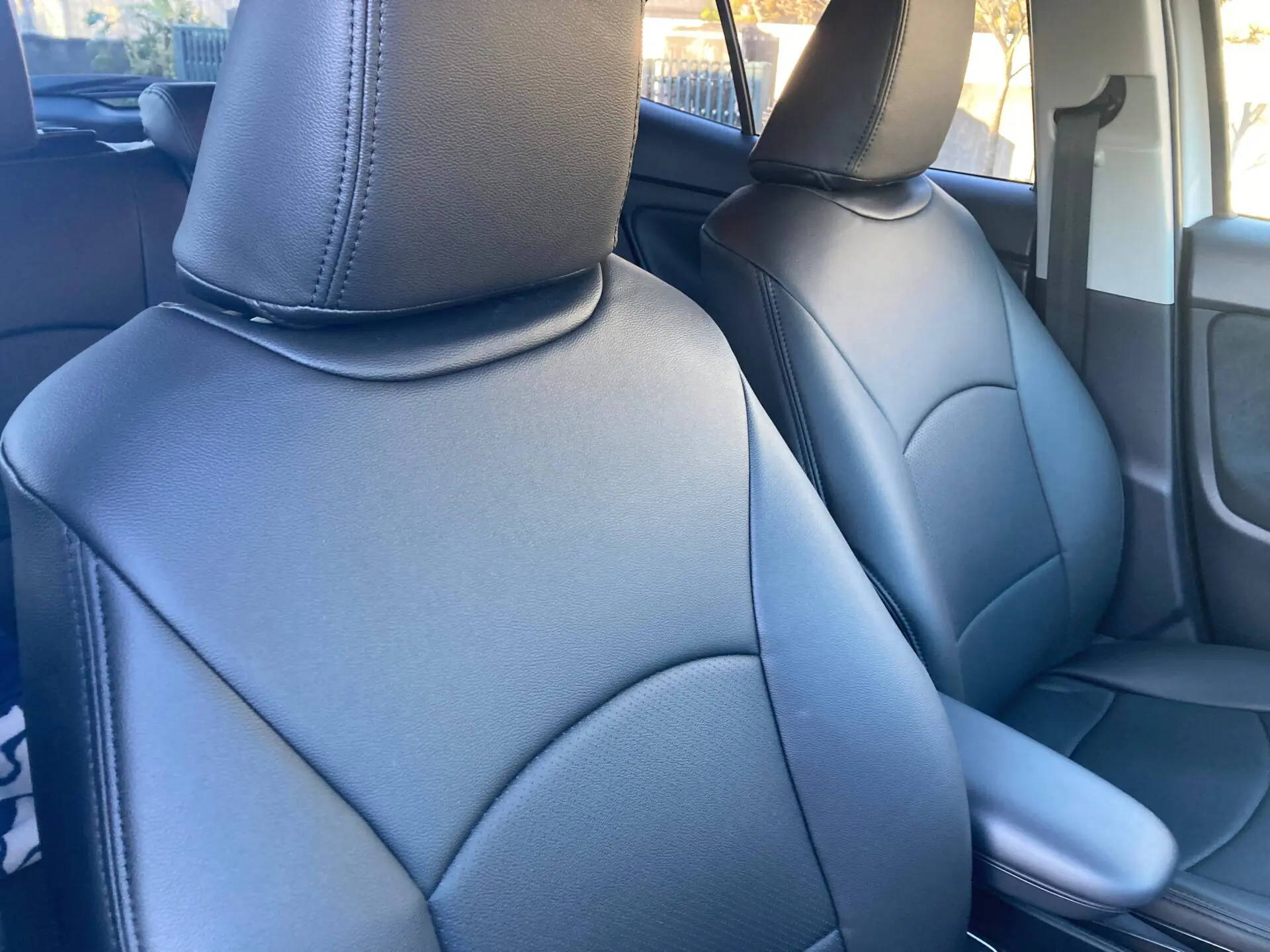 【装着写真】ヤリスクロス ハイブリッド Refinad Leather Series シートカバー [品番:T0540-04]