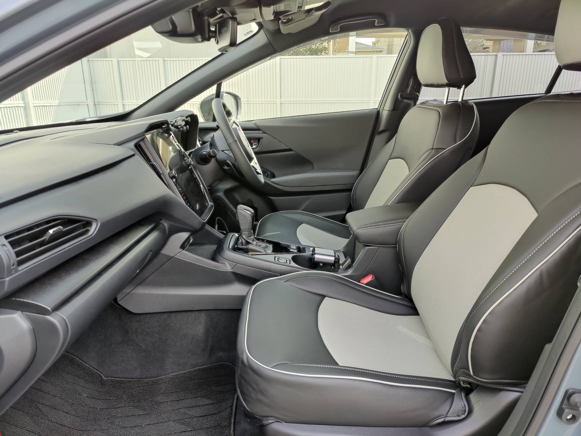 【装着写真】クロストレック Refinad Custom Series シートカバー [品番:F0625-01]