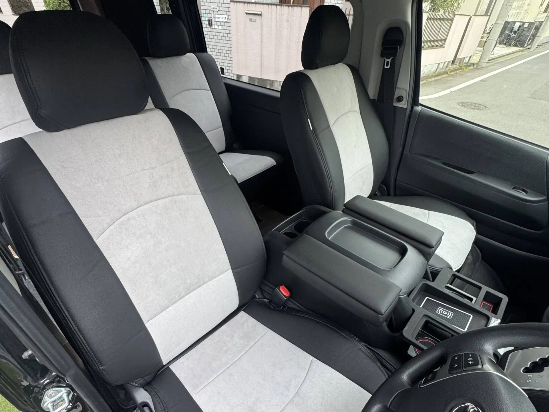【装着写真】ハイエース2列 Refinad Alcantara Series シートカバー [品番:T0026-09]