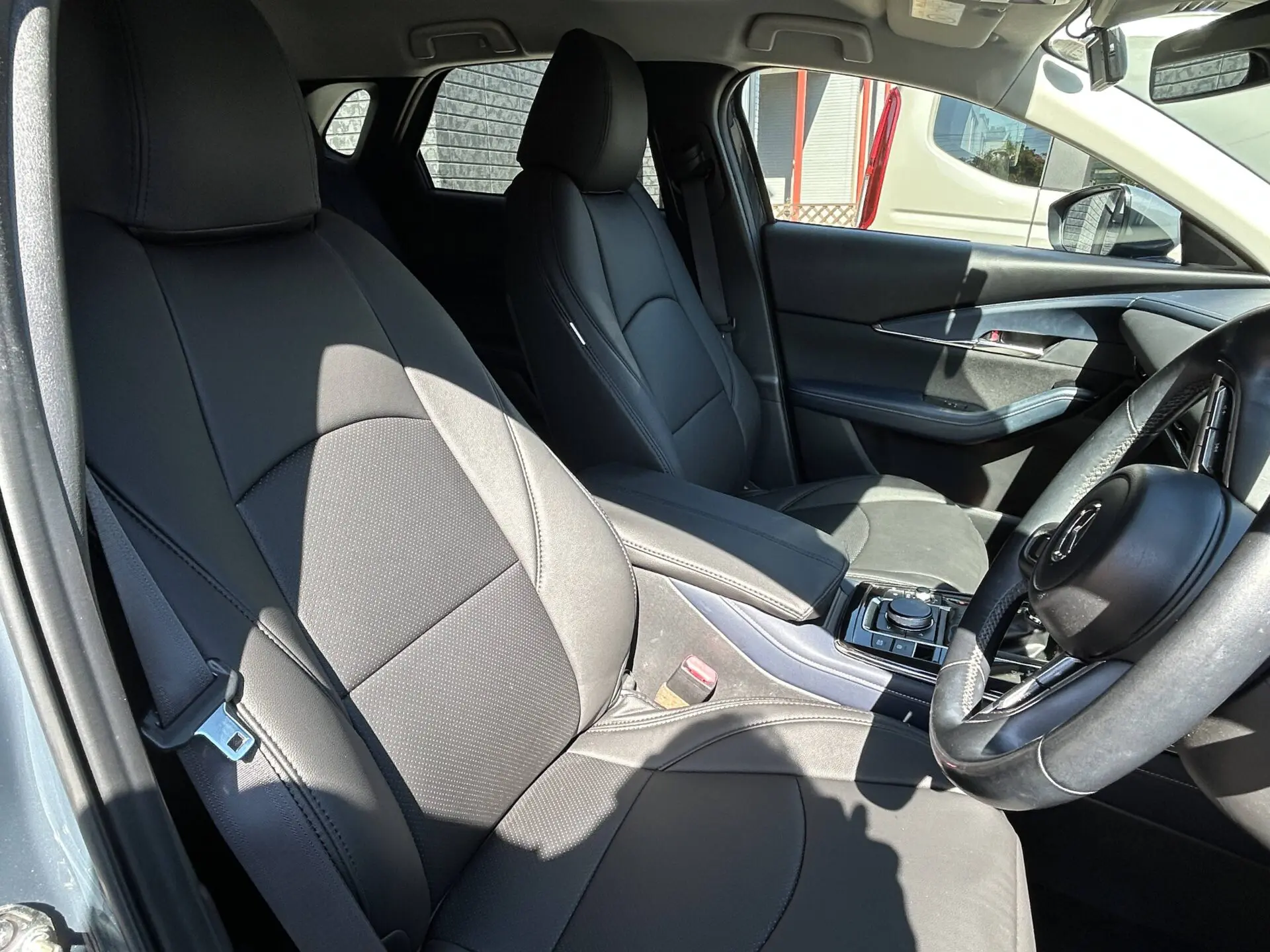 【装着写真】CX-30 Refinad Leather Deluxe Series シートカバー [品番:MA0641-01]