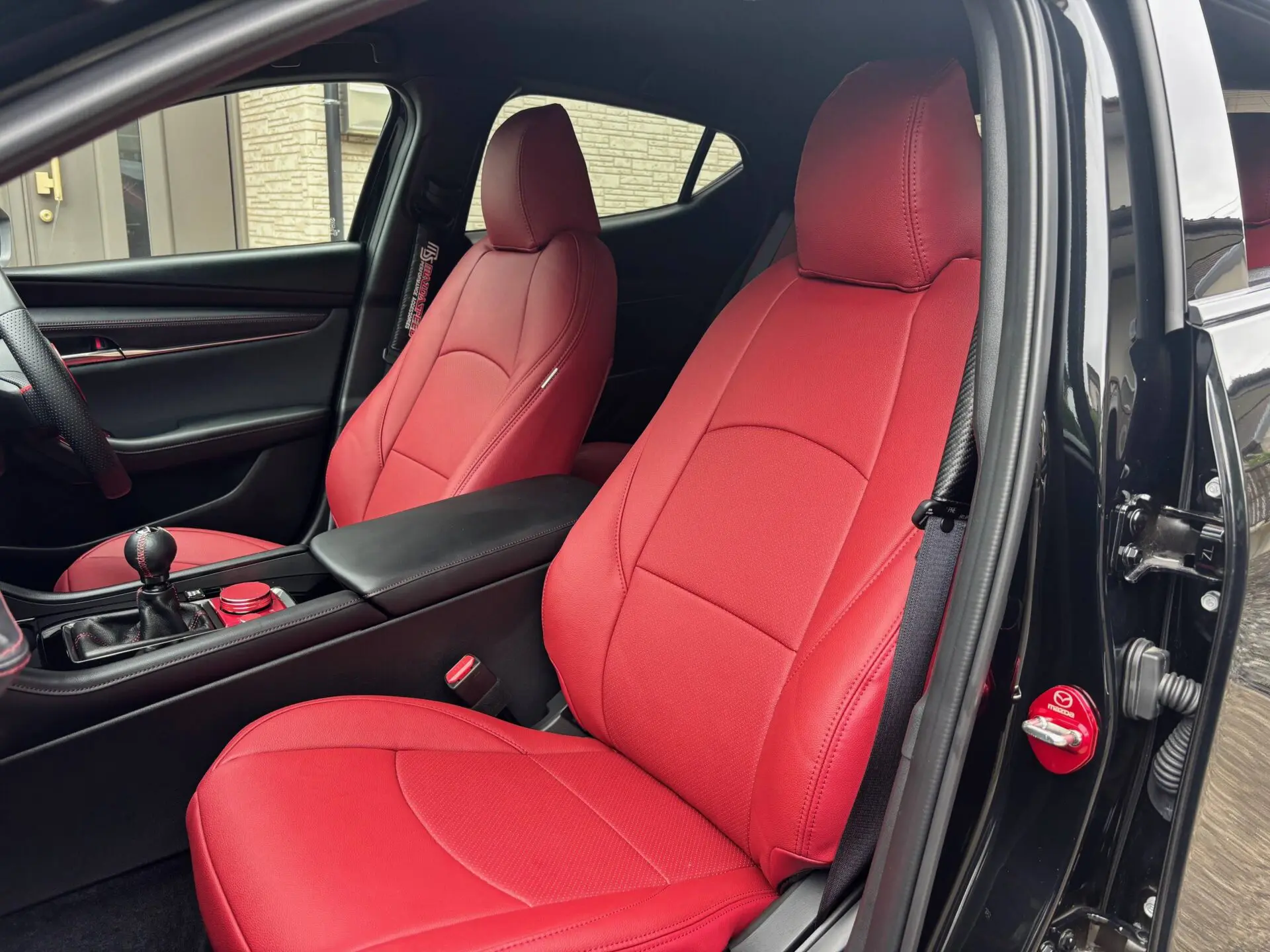 【装着写真】MAZDA3ファストバック　 Refinad Custom Series シートカバー [品番:MA0638-01]